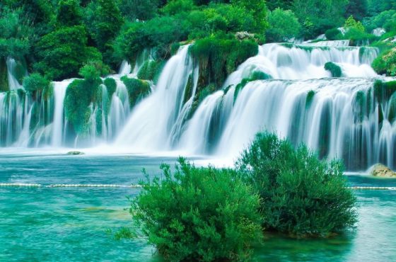 Extraordinarily beautiful waterfalls and lakes